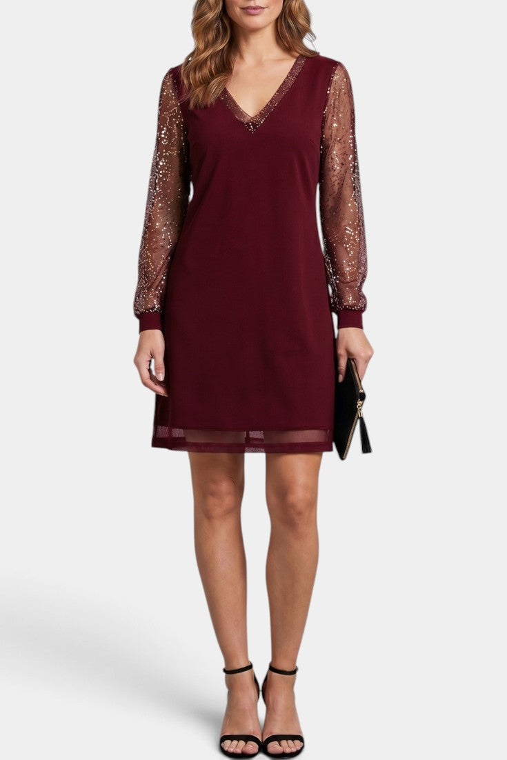 Robe courte Mahaute Crisanta en bordeaux avec décolleté en V, manches transparentes ornées de sequins.