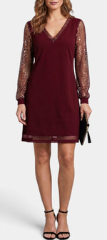 Robe courte Mahaute Crisanta en bordeaux avec décolleté en V, manches transparentes ornées de sequins.