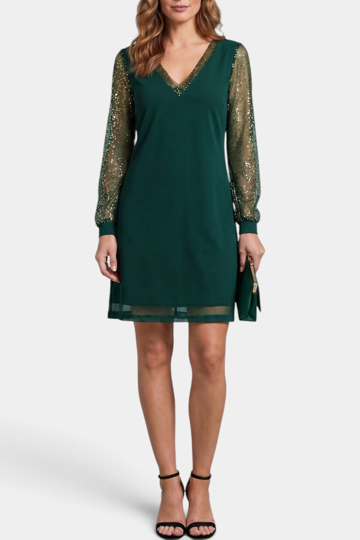 Robe courte verte Mahaute Crisanta avec décolleté en V et manches transparentes ornées de sequins.