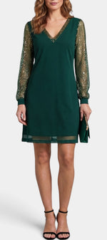 Robe courte verte Mahaute Crisanta avec décolleté en V et manches transparentes ornées de sequins.