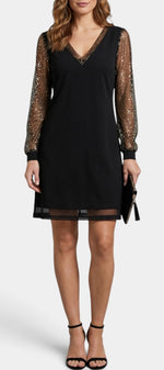 Robe courte Crisanta de Mahaute avec décolleté en V, manches transparentes à sequins, style élégant et tendance.