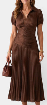 Robe mi-longue plissée à rayures marron avec col chemise et taille drapée, robe Mahaute Dimitri, élégante et fluide.