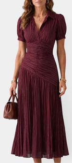 Robe mi-longue plissée à rayures bordeaux Mahaute Dimitri, col chemise et taille drapée, vue de face.