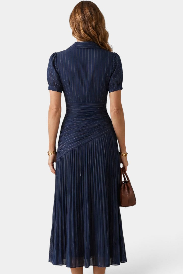Robe mi-longue Dimitri de Mahaute à rayures navy, plissée avec col chemise et taille drapée, vue de face.