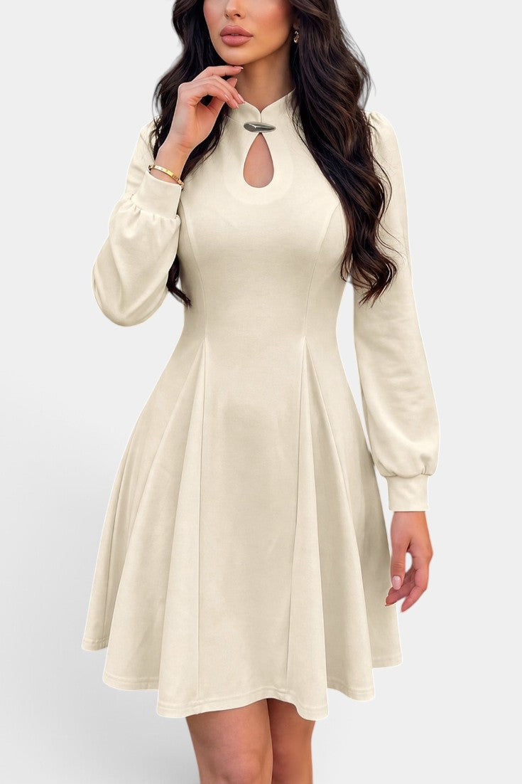 Robe courte évasée Mahaute Edelmira couleur crème avec col montant, découpe goutte et manches longues.