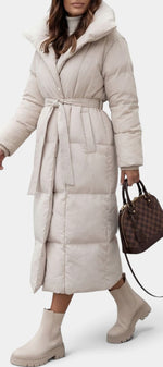 Doudoune longue beige Mahaute Edeltraud avec ceinture, col enveloppant, chaude et élégante pour l'hiver.