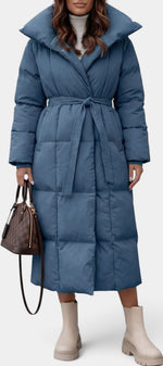 Doudoune longue bleue Mahaute Edeltraud avec ceinture et col enveloppant, isolante et élégante pour l'hiver.