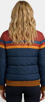 Doudoune imperméable à capuche Elfriede de Mahaute avec rayures bleues et blanches, rembourrée pour le confort et la chaleur.