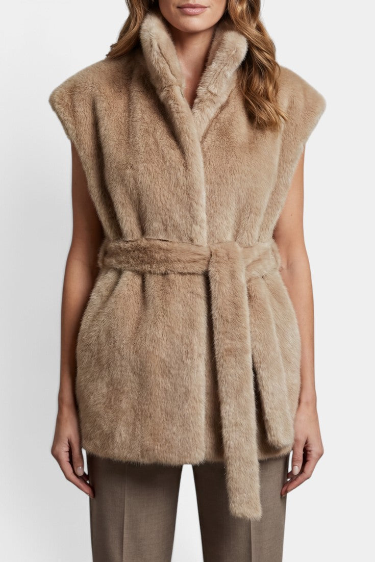 Gilet long sans manches Mahaute Ellavue en fausse fourrure beige avec ceinture, mode élégante et confortable.