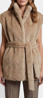 Gilet long sans manches Mahaute Ellavue en fausse fourrure beige avec ceinture, mode élégante et confortable.