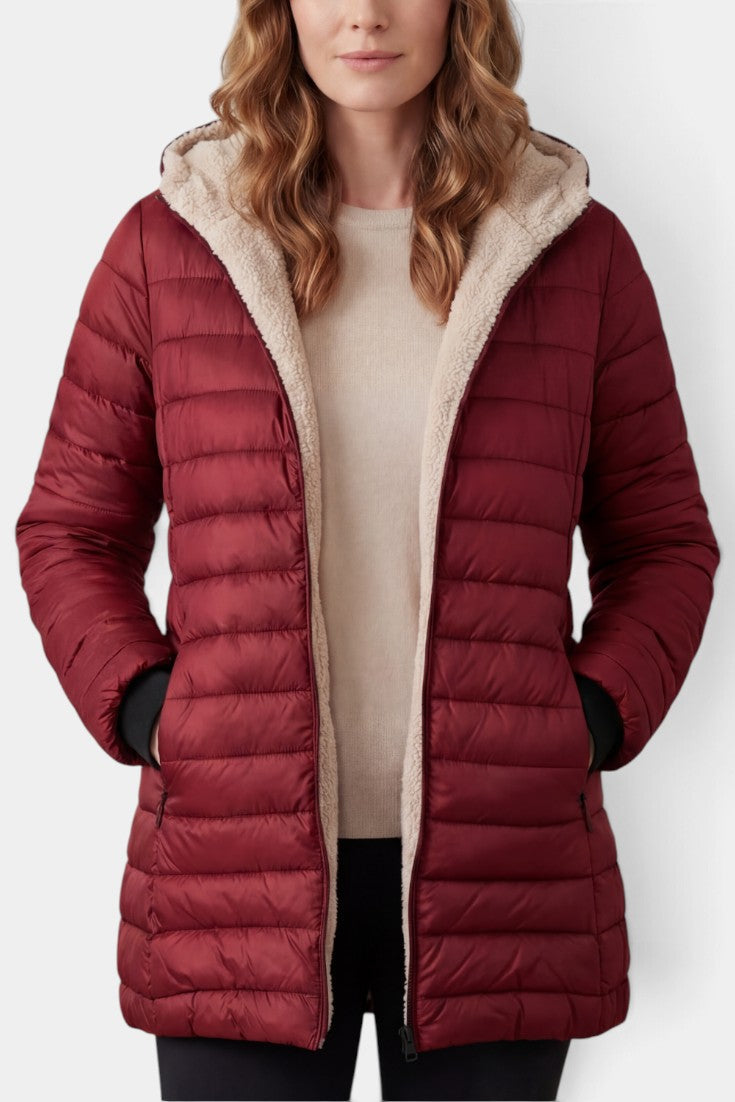 Doudoune longue matelassée Elsbeth de Mahaute avec capuche et doublure Sherpa, couleur bourgogne, style chaud et confortable.