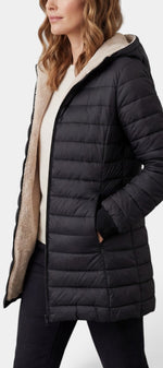 Doudoune longue matelassée Mahaute Elsbeth avec capuche et doublure sherpa noire, idéale pour le froid.