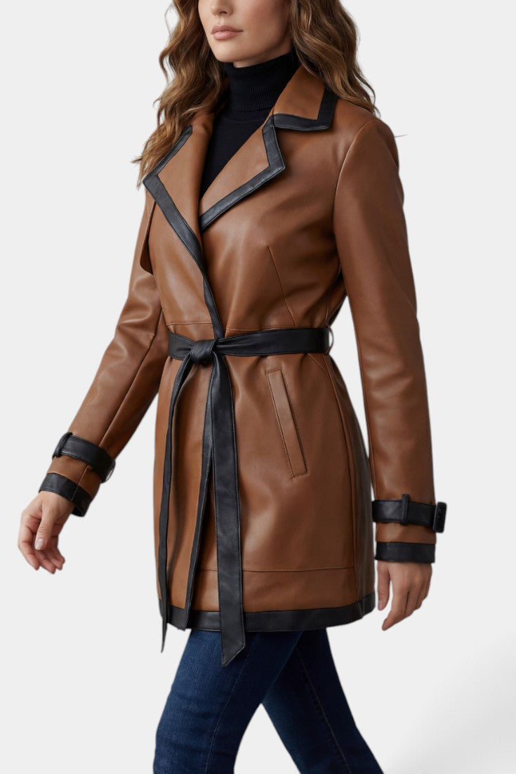 Trench court Elspeth en faux cuir marron avec ceinture et finitions contrastées, manteau tendance de la marque Mahaute.