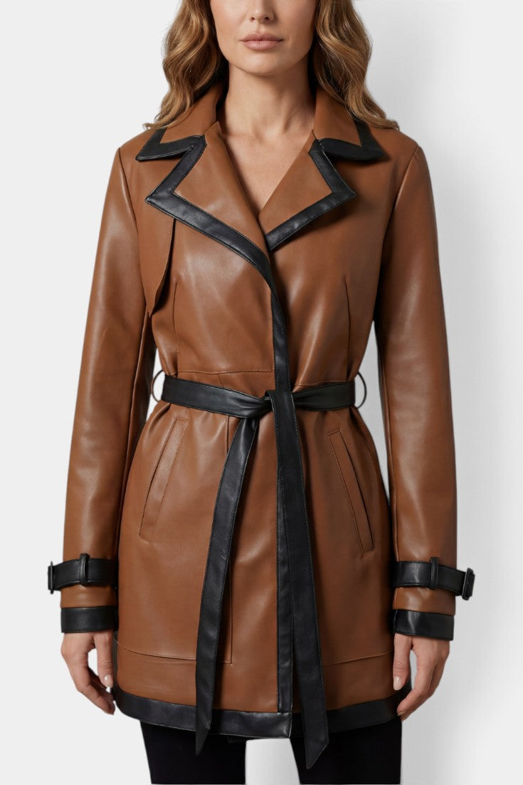 Manteau trench court Mahauté Elspeth en faux cuir marron avec ceinture, finitions contrastées, mode élégante et moderne.