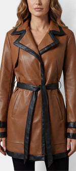Manteau trench court Mahauté Elspeth en faux cuir marron avec ceinture, finitions contrastées, mode élégante et moderne.
