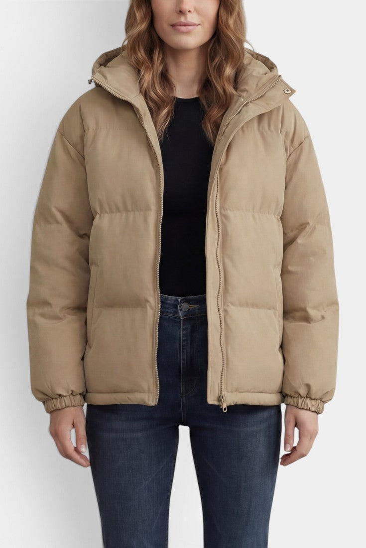 Doudoune courte matelassée beige Mahaute Endellion avec capuche et fermeture zippée, vêtement chaud et tendance pour l'hiver.