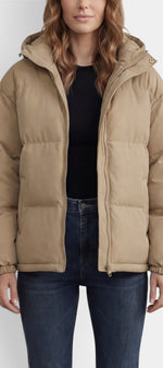Doudoune courte matelassée beige Mahaute Endellion avec capuche et fermeture zippée, vêtement chaud et tendance pour l'hiver.