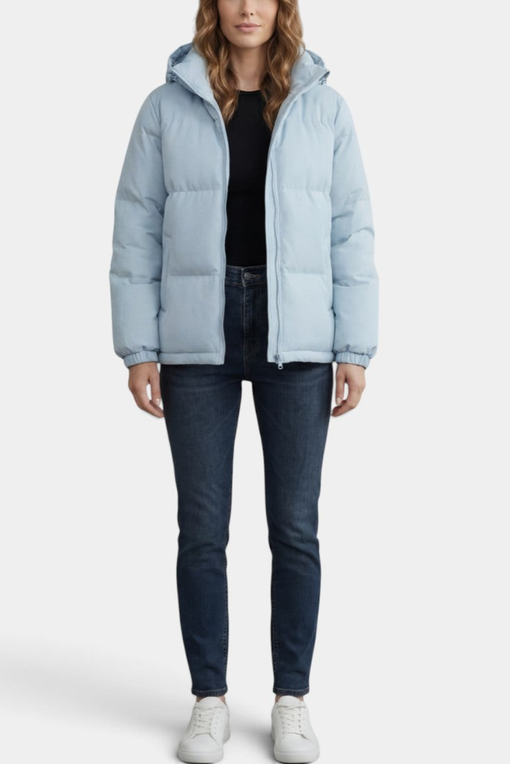 Doudoune courte matelassée Endellion Mahaute avec capuche et fermeture éclair, couleur bleu clair, pour un look chaud et tendance.