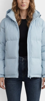 Doudoune courte matelassée Mahaute Endellion avec capuche et fermeture éclair, couleur bleu clair, isolante et tendance.