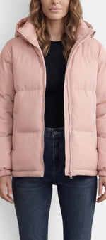 Doudoune courte matelassée Endellion Mahaute rose avec capuche et fermeture zippée, image montrant le design chaud et tendance.