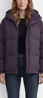 Doudoune courte matelassée mauve Mahaute Endellion avec capuche et fermeture éclair, image de veste isolante et tendance.