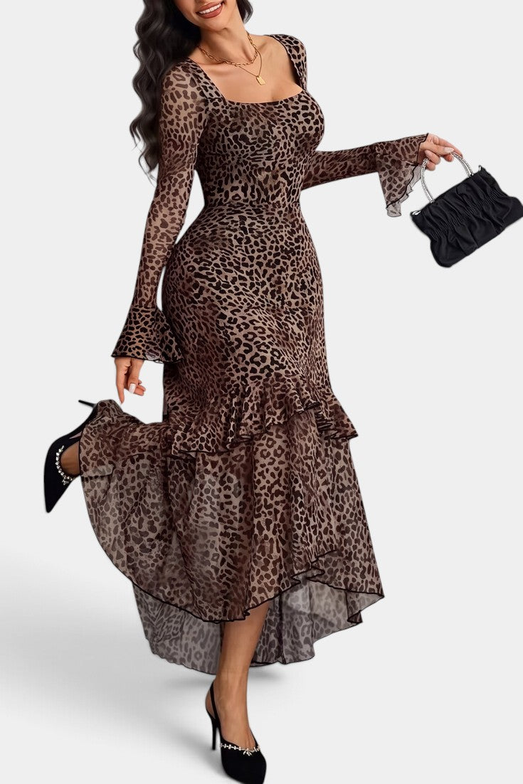 Robe longue asymétrique à imprimé léopard avec volants et manches transparentes, style élégant de la marque Mahaute.