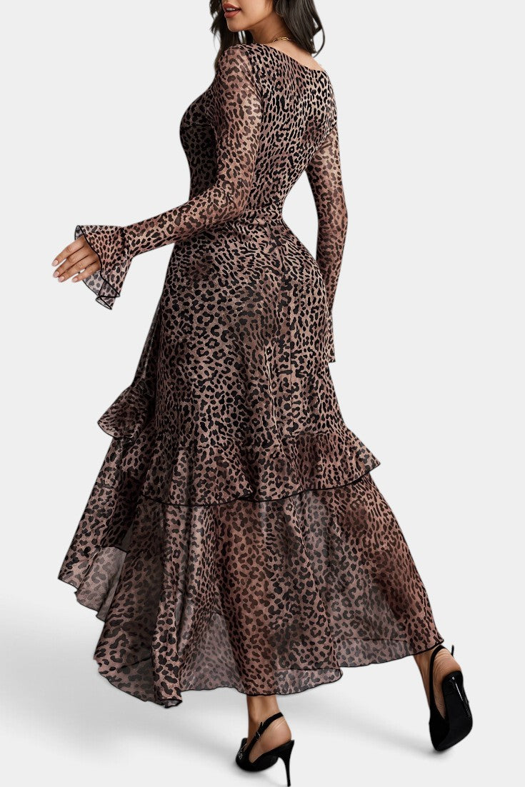 Robe longue asymétrique à imprimé léopard de marque Mahaute, avec volants et manches transparentes, vue de face.