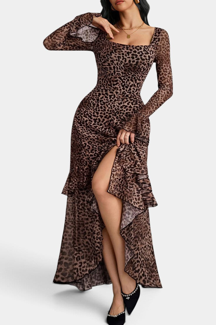 Robe longue asymétrique à imprimé léopard avec volants et manches transparentes, de la marque Mahaute, modèle Ercilia.