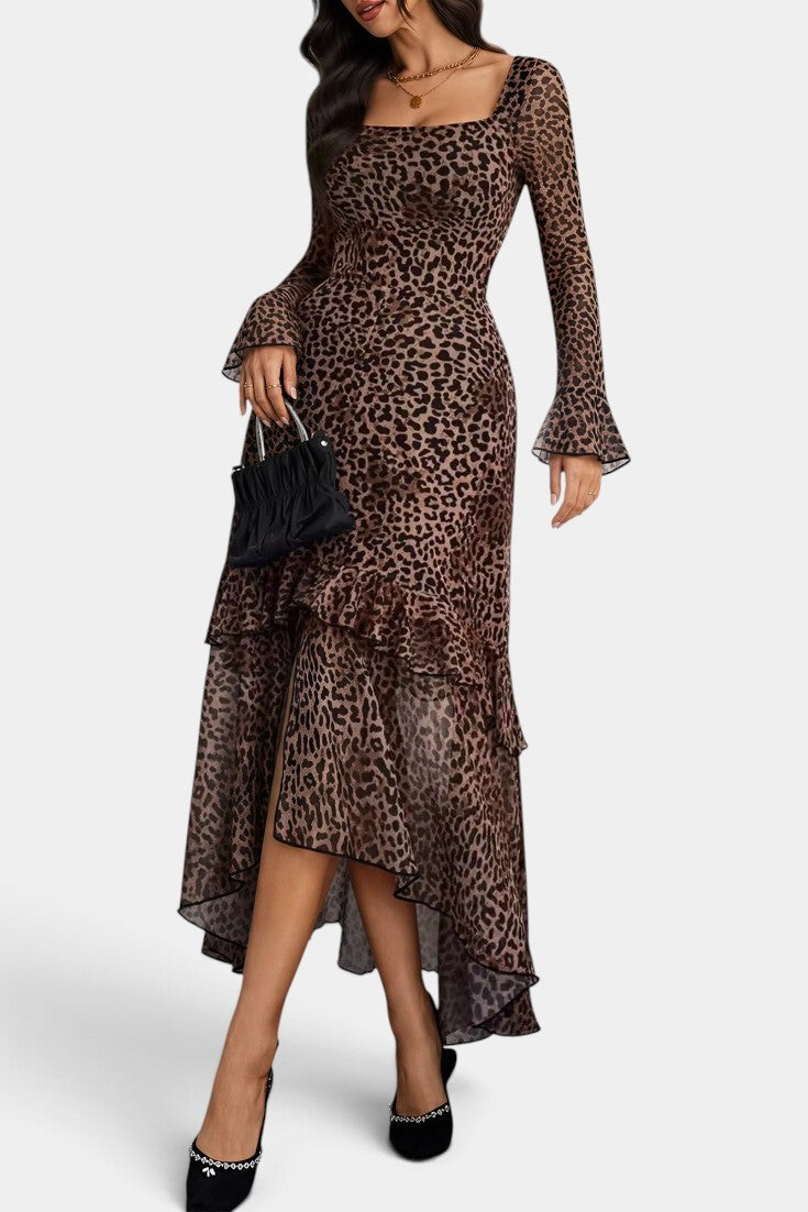 Robe longue asymétrique à imprimé léopard Mahaute avec volants et manches transparentes, style élégant et tendance.
