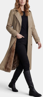 Manteau trench long beige Mahaute Ermelinde avec doublure en fausse fourrure et double boutonnage, porté sur un mannequin.