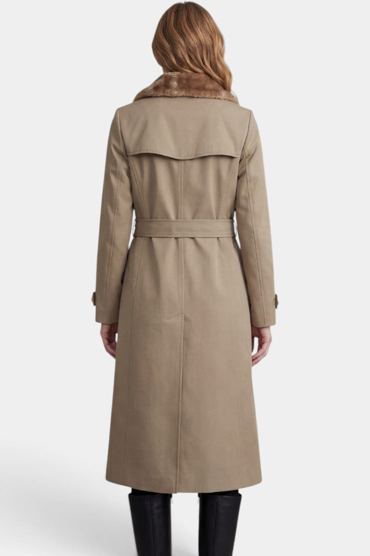 Trench long beige Mahaute Ermelinde avec doublure effet fourrure et double boutonnage, ceinture élégante et style sophistiqué.