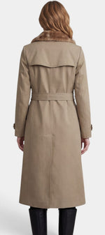 Trench long beige Mahaute Ermelinde avec doublure effet fourrure et double boutonnage, ceinture élégante et style sophistiqué.