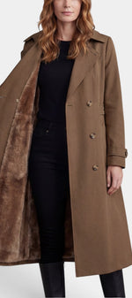Trench long marron Mahaute Ermelinde avec doublure en fourrure, ceinture, double boutonnage et style élégant.