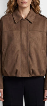 Veste courte en daim faux de couleur marron avec col chemise et coupe ample, par la marque Mahaute.