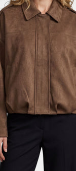 Veste courte en daim faux marron Ermengarde de Mahaute avec col chemise et coupe ample, image de détail du produit.