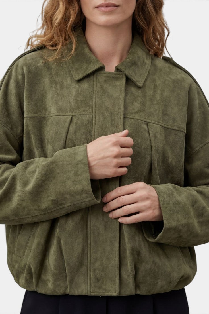 Veste courte en daim vert olive Mahaute Ermengarde avec col chemise et coupe ample, style décontracté et tendance.