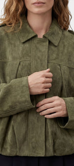 Veste courte en daim vert olive Mahaute Ermengarde avec col chemise et coupe ample, style décontracté et tendance.