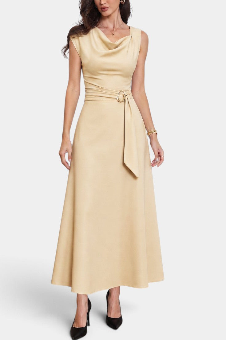 Robe longue beige Mahaute Eudocia avec col bénitier et taille ceinturée, élégante et fluide, portée en style décontracté ou chic