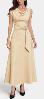 Robe longue beige Mahaute Eudocia avec col bénitier et taille ceinturée, élégante et fluide, portée en style décontracté ou chic