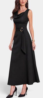 Robe longue noire Mahaute Eudocia, drapée avec col bénitier et taille ceinturée, portée élégamment.