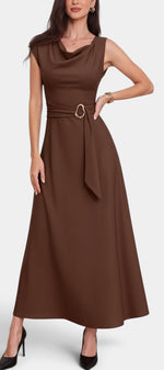 Robe longue marron Mahaute Eudocia avec col bénitier, drapée et ceinture à la taille, élégante et fluide.