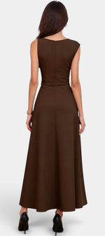 Robe longue plissée Mahaute Eudocia sans manches, col bénitier et taille ceinturée, couleur marron, élégante et fluide.