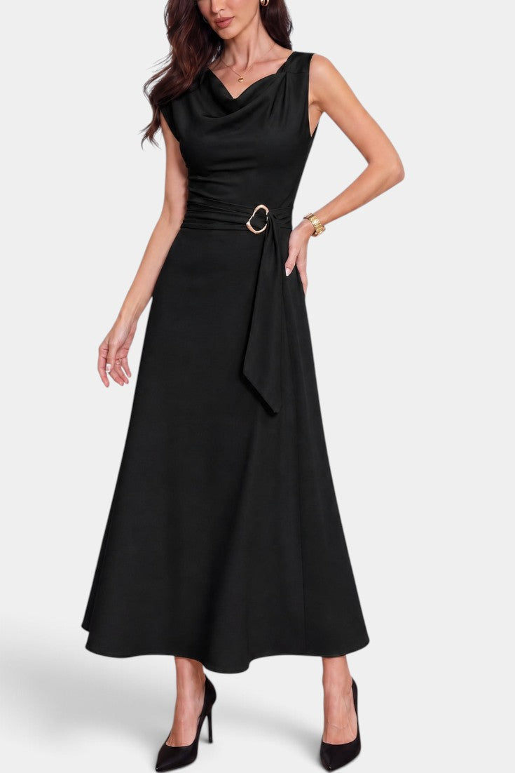 Robe longue noire Mahaute Eudocia avec col bénitier, taille ceinturée et tissu drapé, portée élégamment.