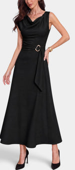 Robe longue noire Mahaute Eudocia avec col bénitier, taille ceinturée et tissu drapé, portée élégamment.