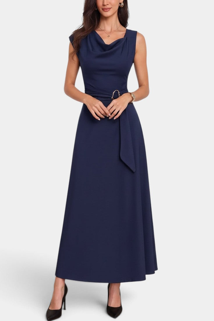 Robe longue Mahaute Eudocia bleu marine avec col bénitier et taille ceinturée, en tissu drapé élégamment.
