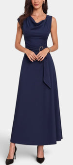 Robe longue Mahaute Eudocia bleu marine avec col bénitier et taille ceinturée, en tissu drapé élégamment.