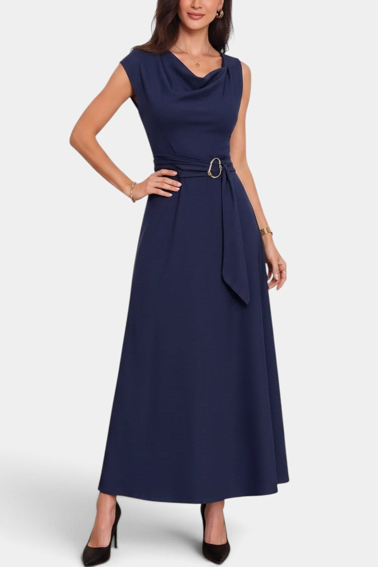 Robe longue Mahaute Eudocia bleu marine à col bénitier, taille ceinturée, drapée pour un look élégant et sophistiqué.