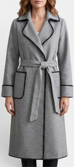 Manteau long gris Mahaute Euphrasie, ceinturé avec col tailleur et finitions contrastées, style élégant et sophistiqué.