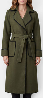 Manteau long ceinturé Euphrasie de Mahaute en vert olive avec col tailleur et finitions contrastées, porté ou suspendu.