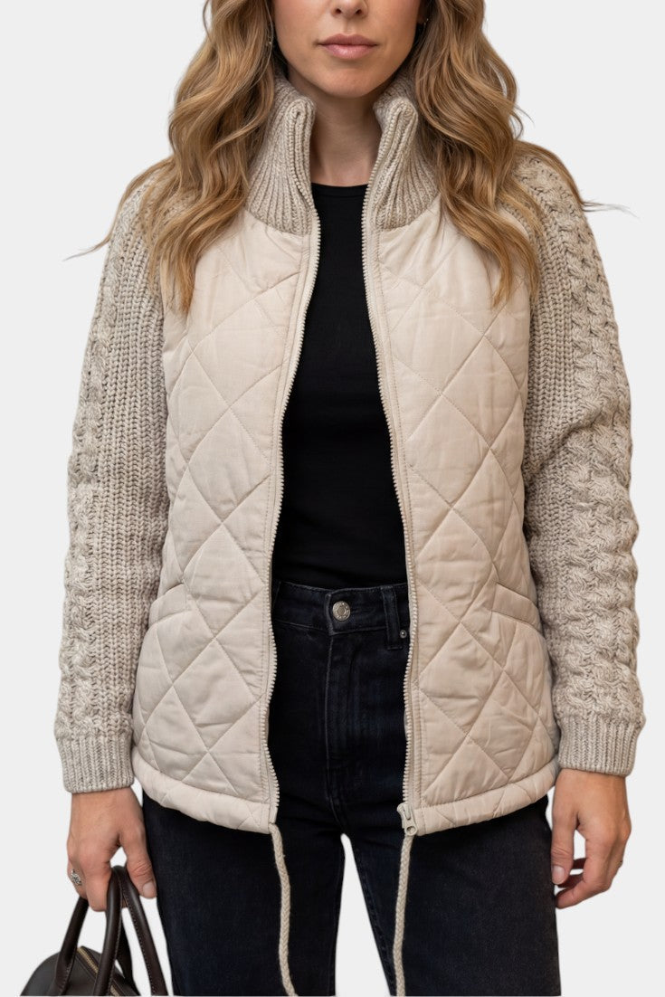 Veste courte matelassée Mahaute Fairford beige avec manches en maille et col montant, style élégant et chaud.